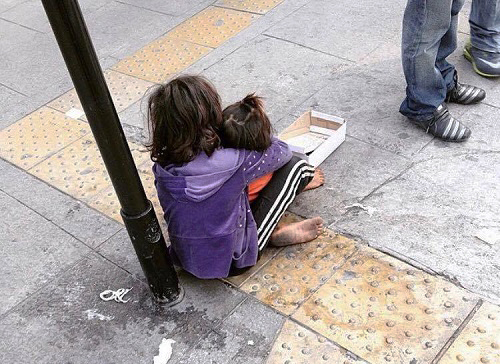 Niños pidiendo limosna en la calle Florida. Buenos Aires, Argentina